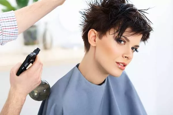 Coiffeuse pour lissage brésilien sur cheveux courts et crepus, Feurs, Bulle d'Hair